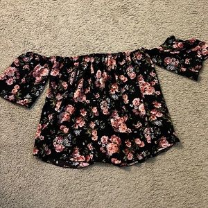 4/$20 Free Kisses off the shoulder blouse Sz XL